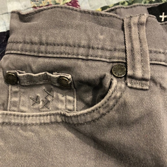 Men’s grey jean shorts - Picture 3 of 4